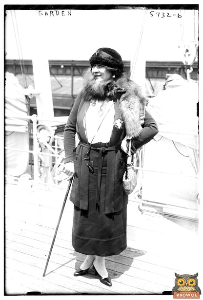 1920s Vintage Garden: A Blooming Historical Retreat