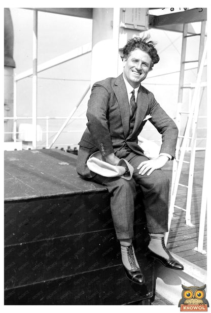 Vintage 1920s Street Scene: A Glimpse of Urban Life