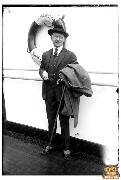 1920s Concert Elegance: Maestro Zimbalist in Action