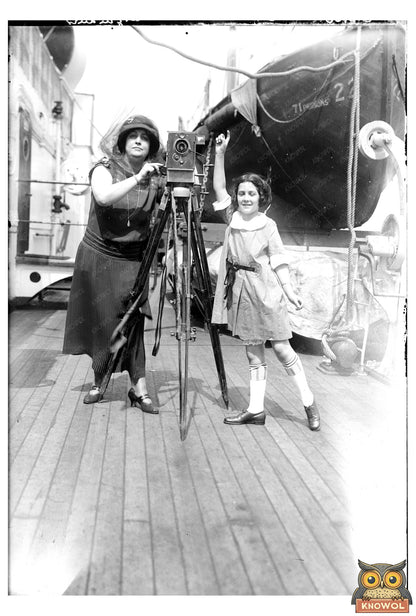 1920s Socialite Portrait: Elegance & Charm Captured