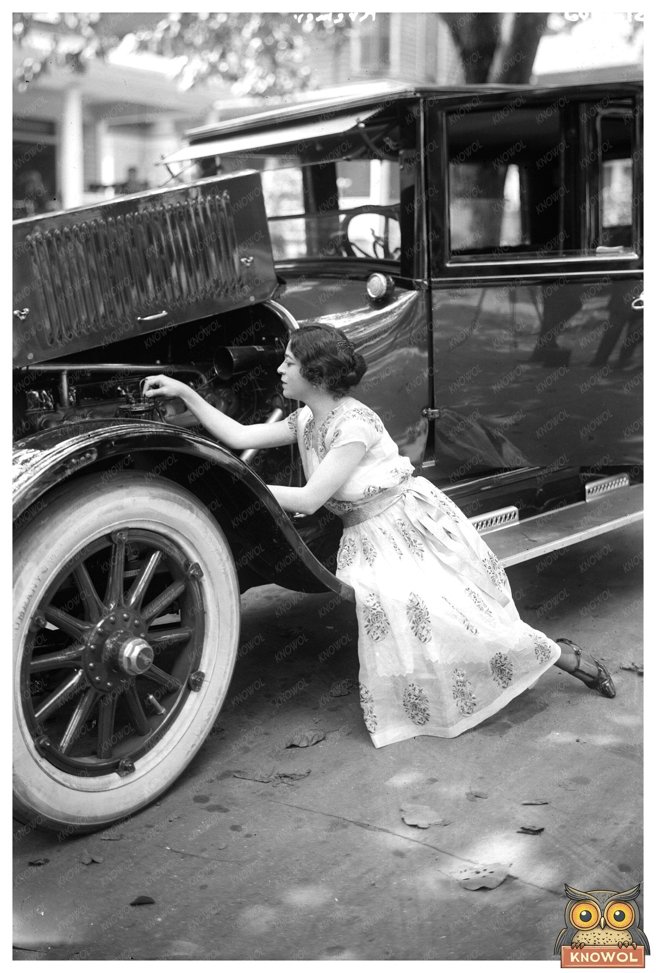 1920s Street Scene: Life in Times of Change