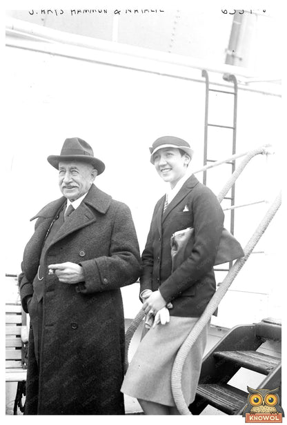 Elegant Duo: A Roaring Twenties Moment