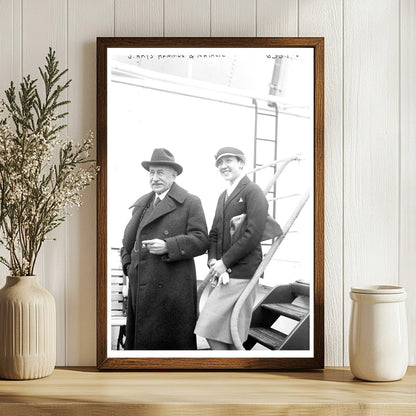 Elegant Duo: A Roaring Twenties Moment