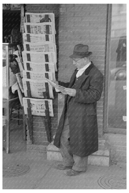 Laurel Mississippi Newsstand Scene January 1939