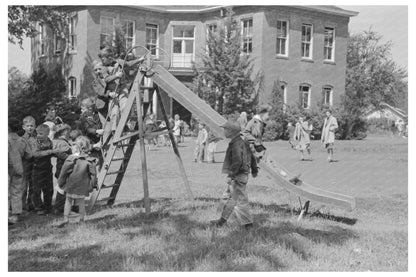 Schoolchildren at Shoot-the-Chute in San Augustine 1939