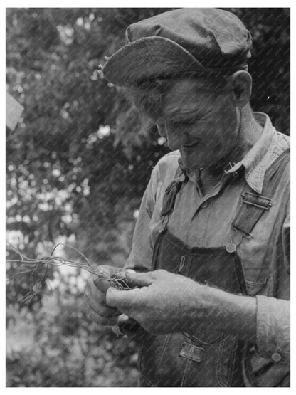 Elmer Thomas Untangling Wire in Muskogee July 1939