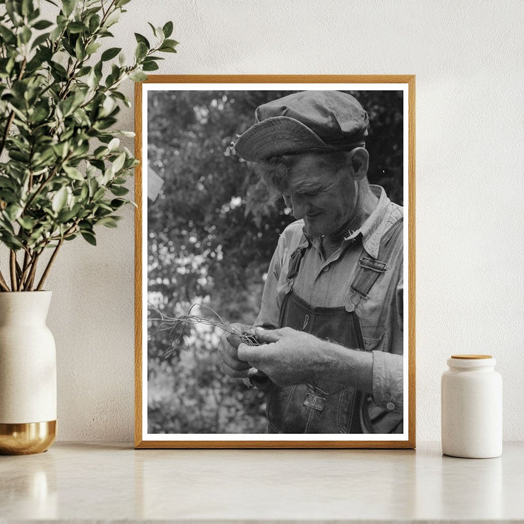 Elmer Thomas Untangling Wire in Muskogee July 1939