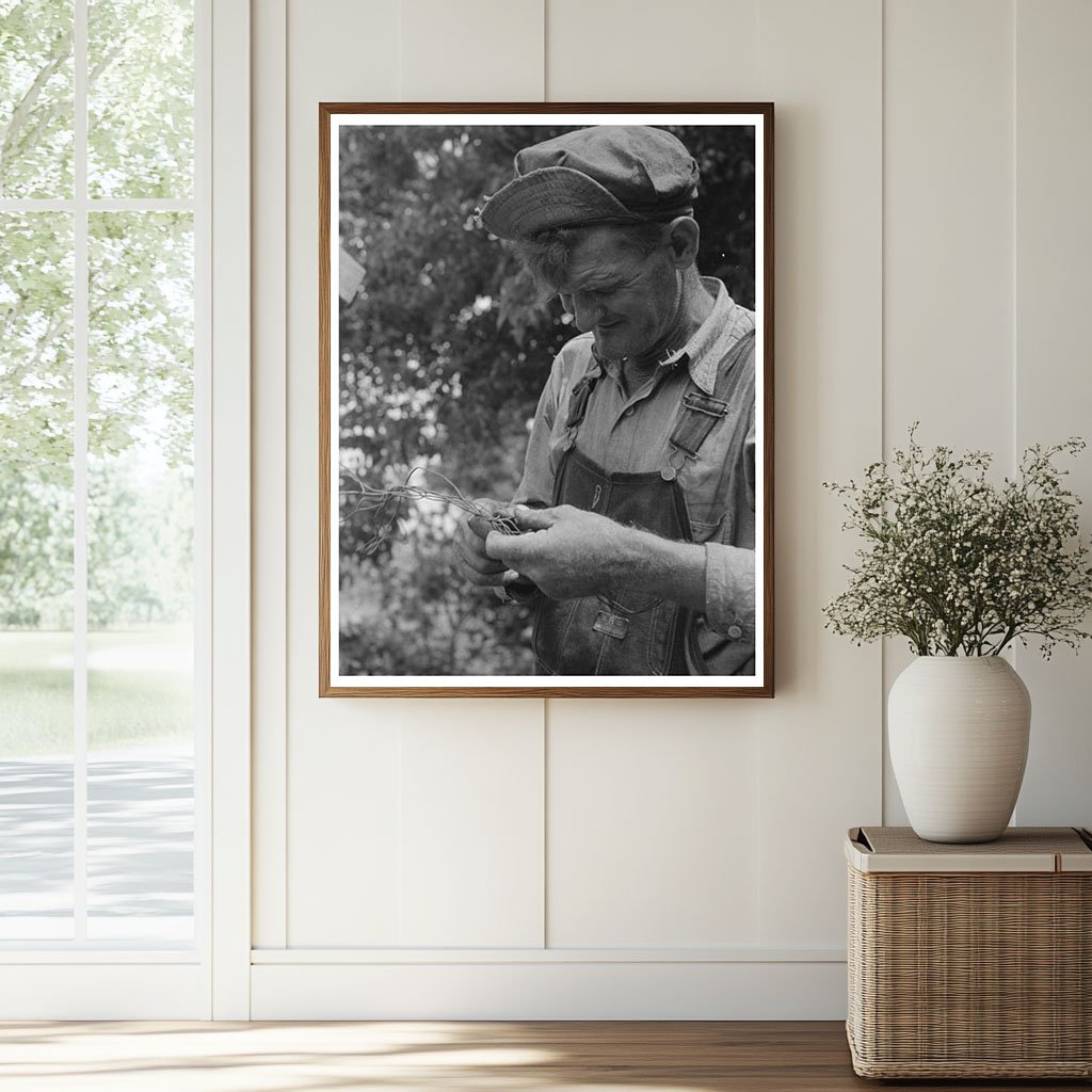 Elmer Thomas Untangling Wire in Muskogee July 1939