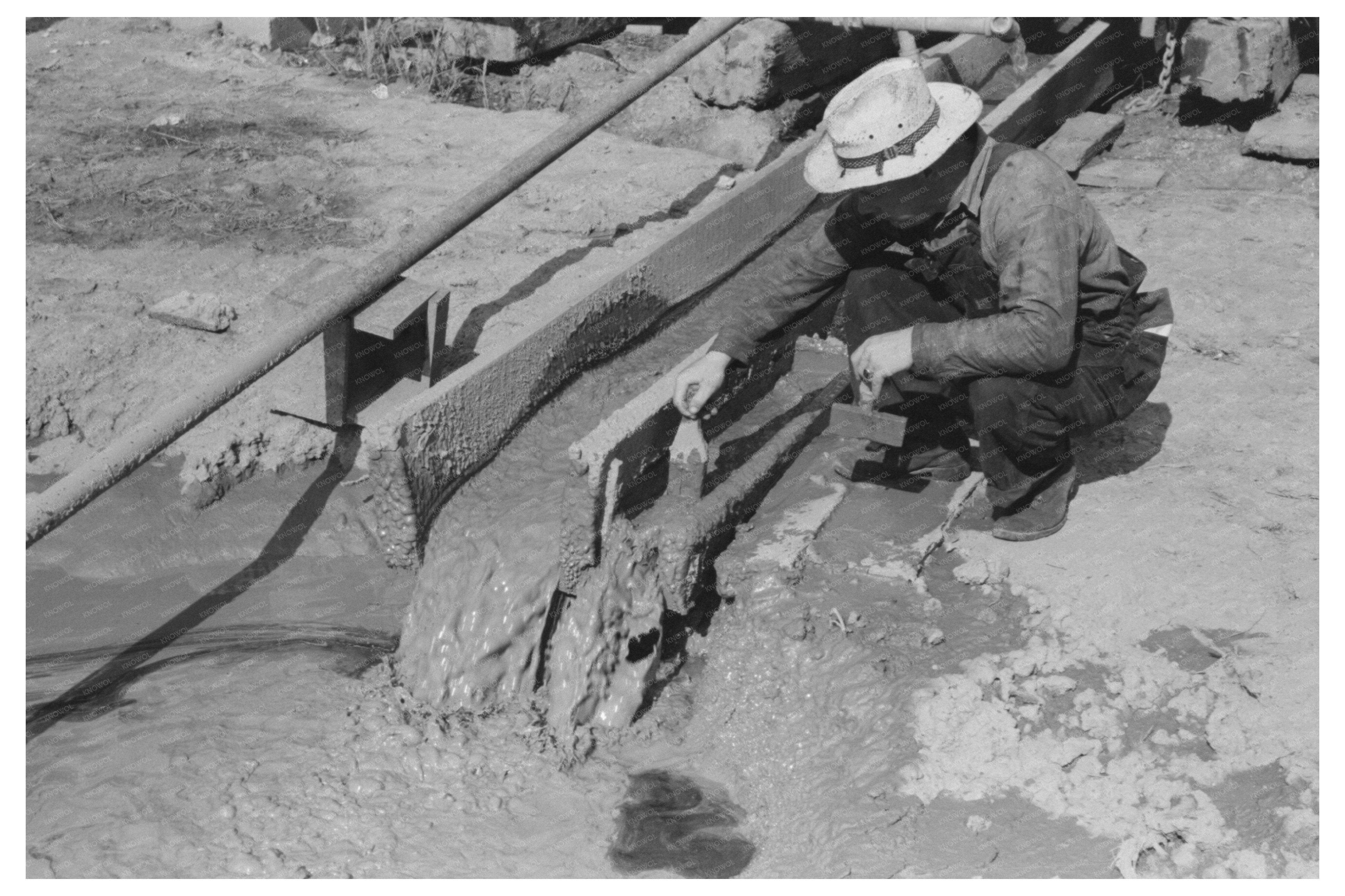 Mud Flowing from Drill Pipe in Seminole Oil Field 1939