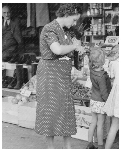 Vintage 1939 Woman Marketing in Waco Texas