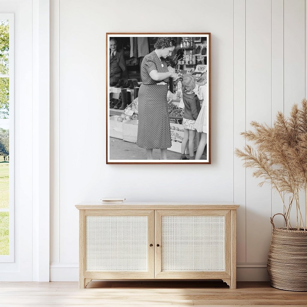 Vintage 1939 Woman Marketing in Waco Texas