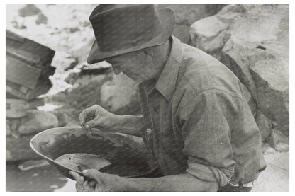 Gold Panning Techniques in Pinos Altos 1940