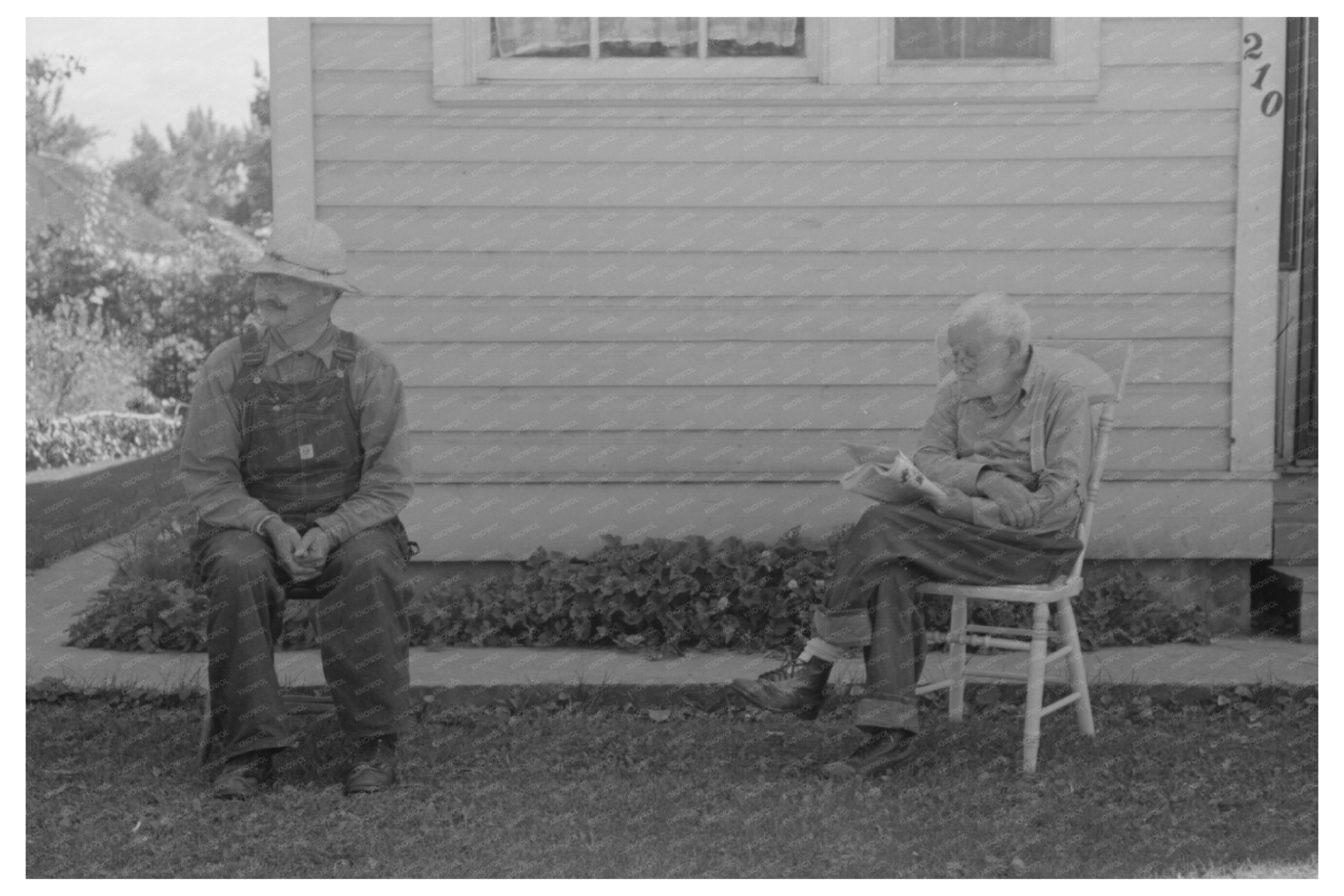 Caldwell Idaho Front Lawn Scene July 1941 Vintage Photo