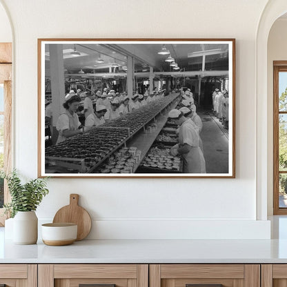 1941 Workers Packing Tuna at Columbia River Packing Association