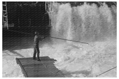 Indians fishing for salmon at Celilo Falls Oregon 1941