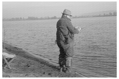 Fisherman on Columbia River Cowlitz County 1941