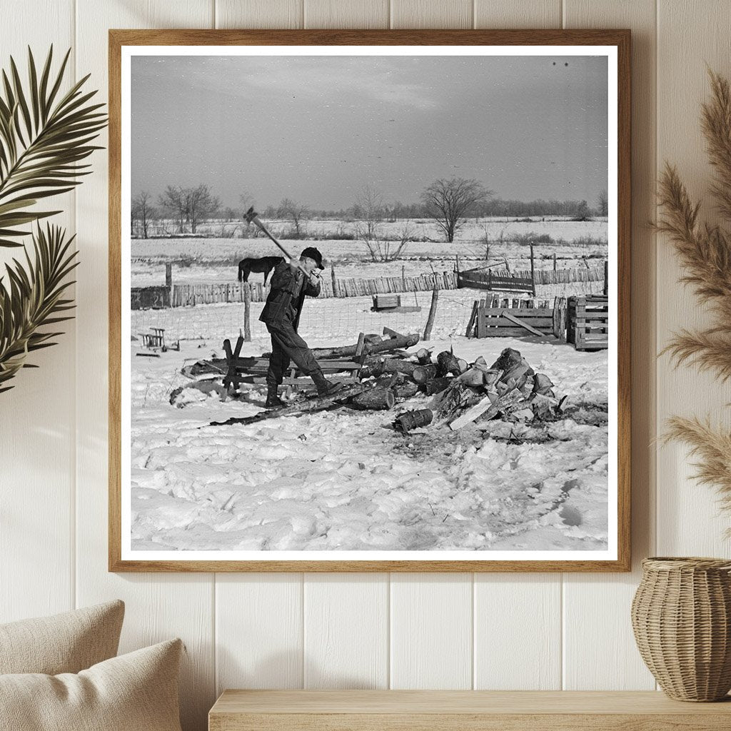 Oscar Gaither cortando leña en McLeansboro, Illinois, 1937