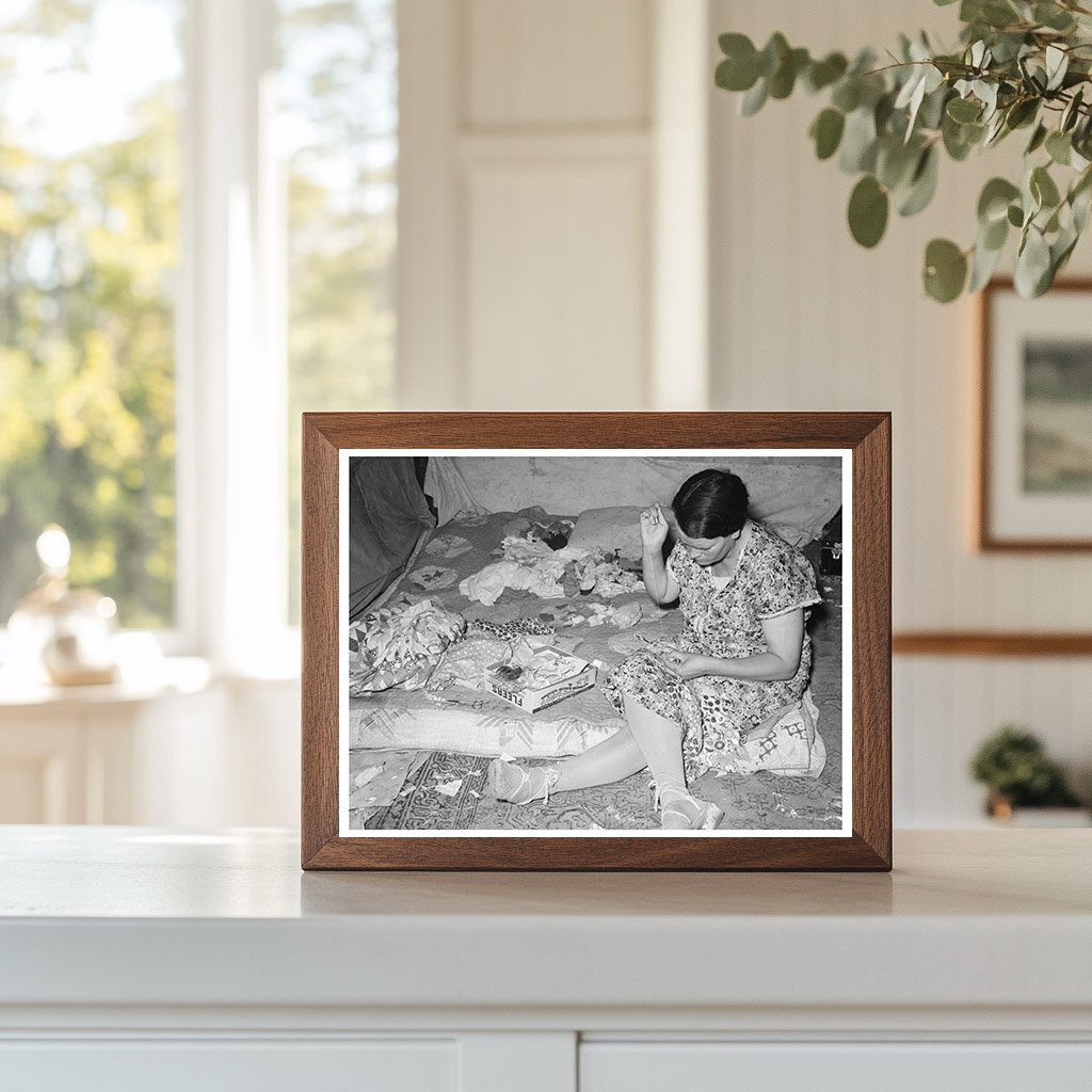 Migrant Mother Piecing Quilt in Harlingen Texas 1939