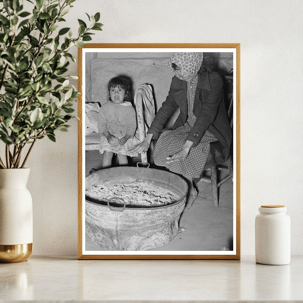 Mexican Mother and Child in Crystal City Texas 1939