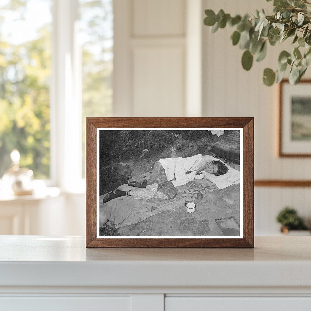 1939 Black and White Photo of Migrant Family Living Conditions