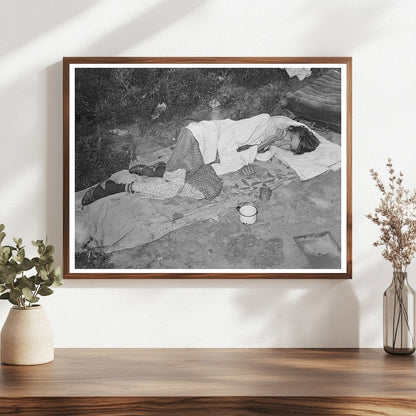 1939 Black and White Photo of Migrant Family Living Conditions