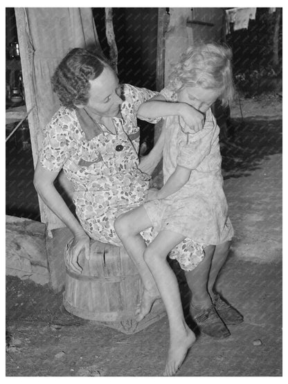 Mother and Child of Agricultural Laborers Oklahoma 1939