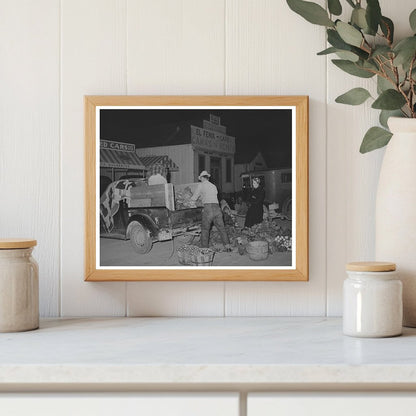 Trucker and Buyer at San Angelo Farmers Market 1939