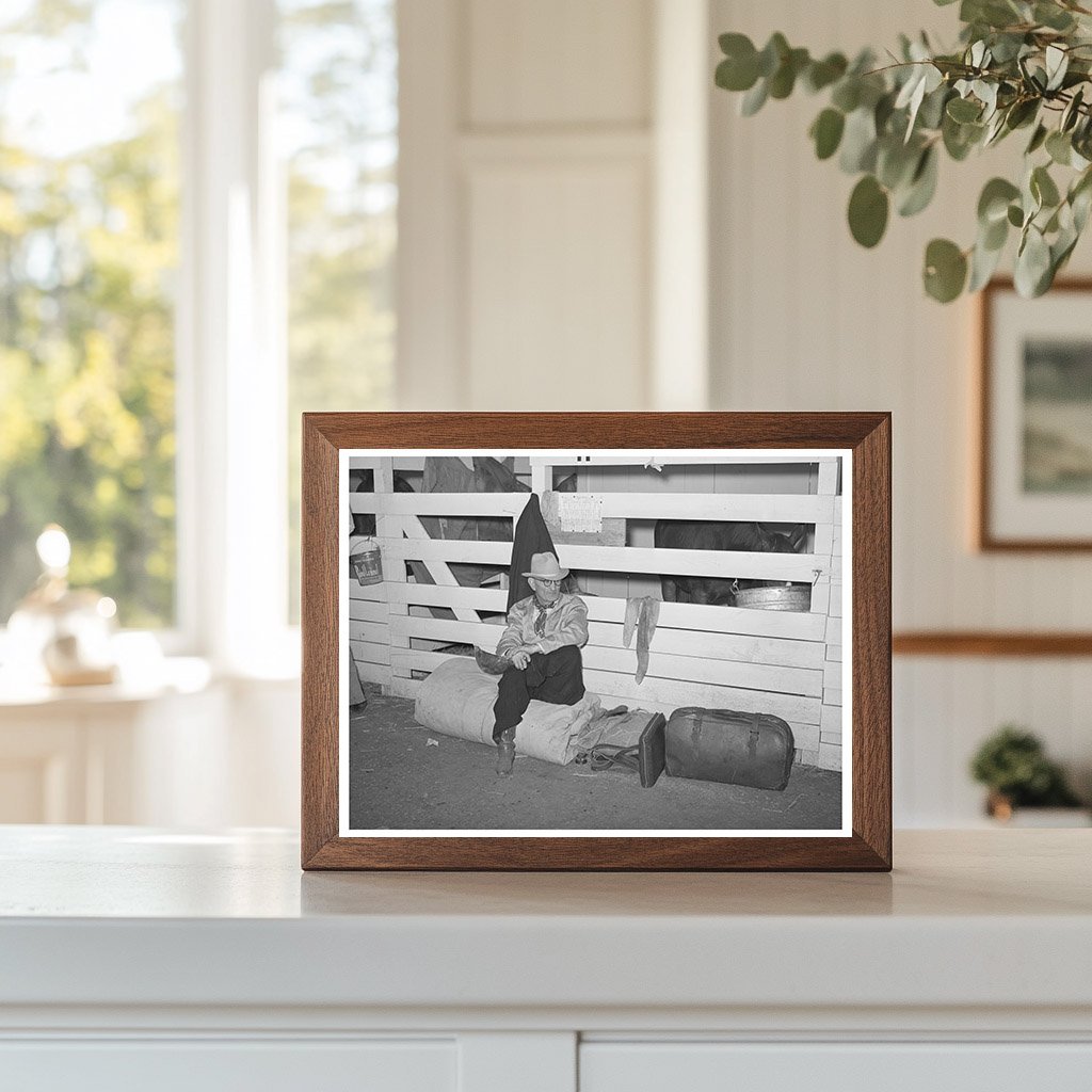 Cattlemen in Barns at San Angelo Fat Stock Show 1940