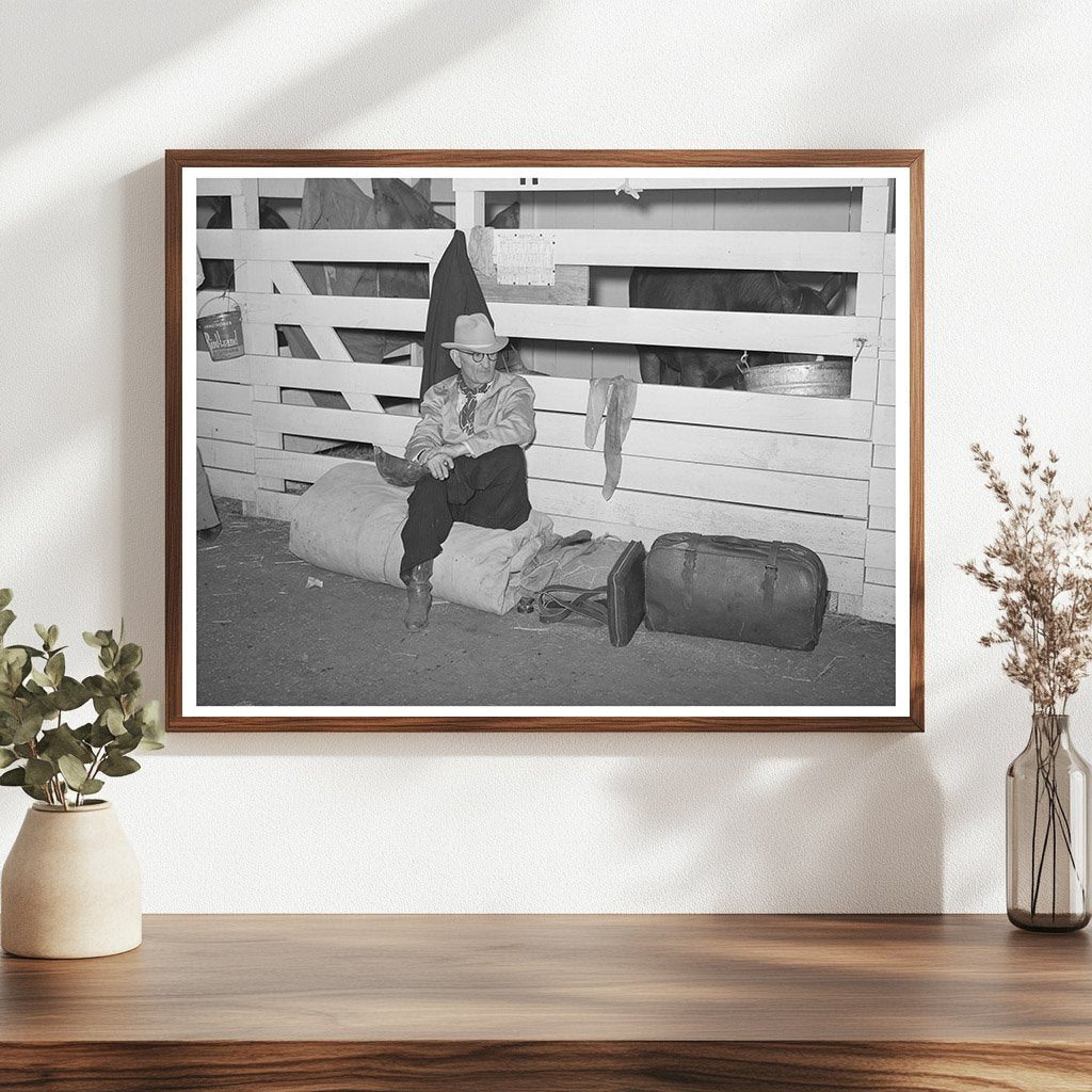 Cattlemen in Barns at San Angelo Fat Stock Show 1940