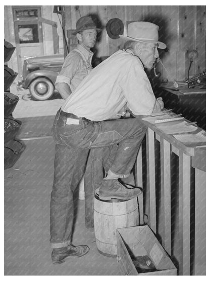 Farmers at United Producers Cooperative Phoenix 1940