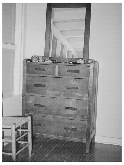 Dresser from Arizona part-time farms May 1940