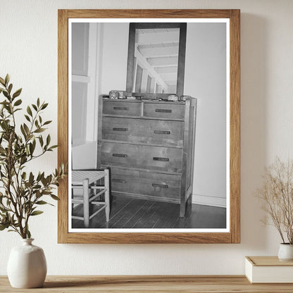 Dresser from Arizona part-time farms May 1940