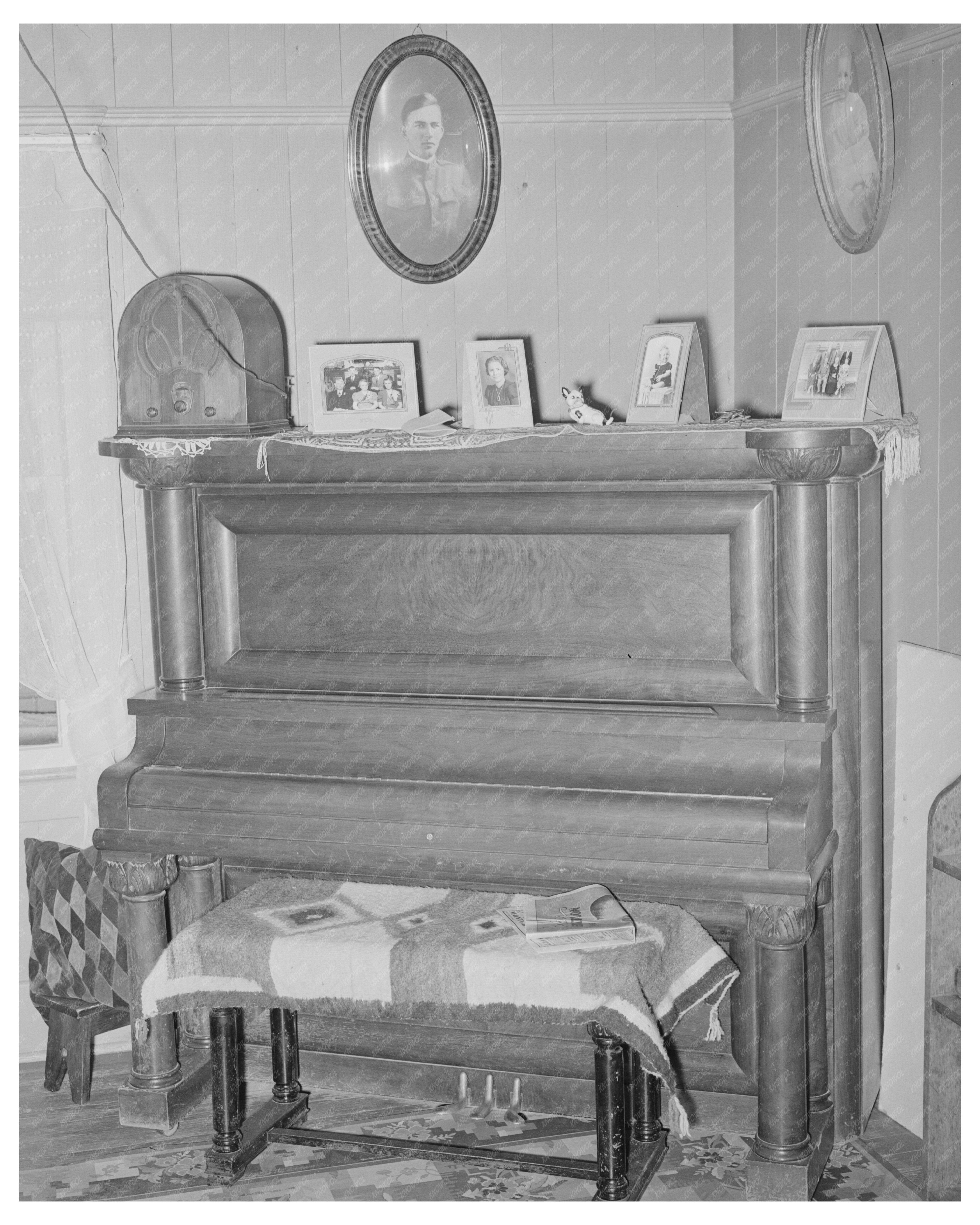 Vintage Living Room in Maricopa County Arizona 1940