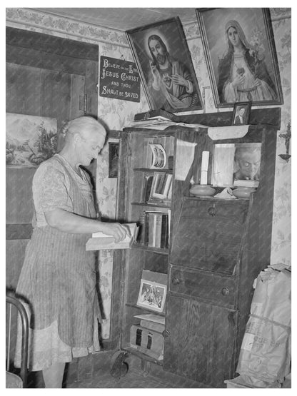 Mrs. George Hutton in Pie Town New Mexico 1940