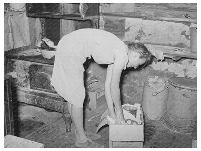 Mrs. Faro Caudill Packing Kitchen Equipment in 1940