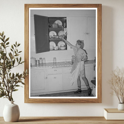 Mormon Farmers Daughter Organizes Kitchen in Utah 1940