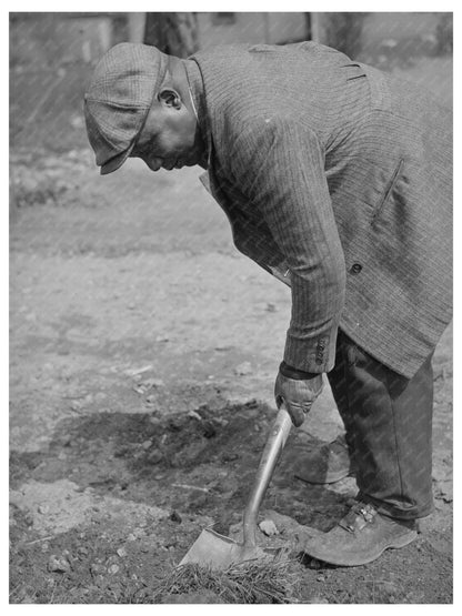 WPA Worker in Chicago April 1941 Vintage Photo