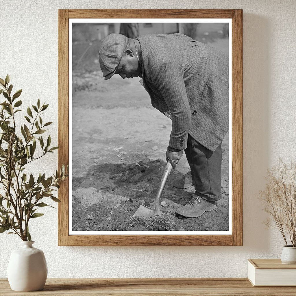 WPA Worker in Chicago April 1941 Vintage Photo