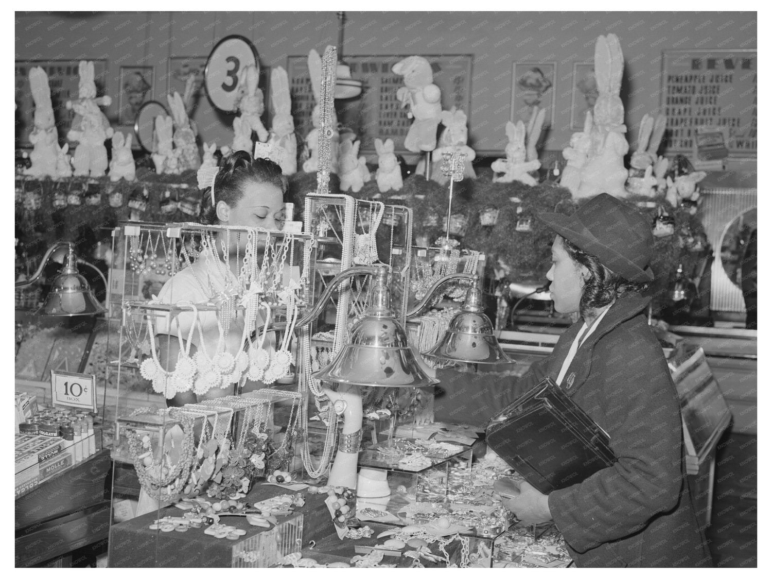 1941 Vintage Chicago Ten-Cent Jewelry Store Photo