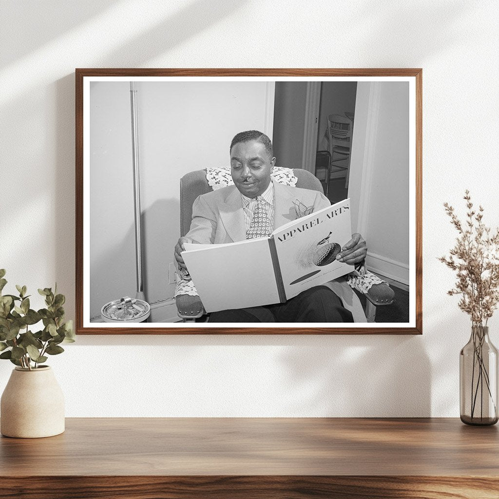 Vintage April 1941 Chicago Individual Reading Image