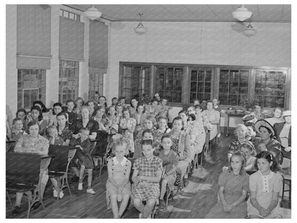 1941 4-H Club Spring Fair Schoolchildren and Mothers Oregon