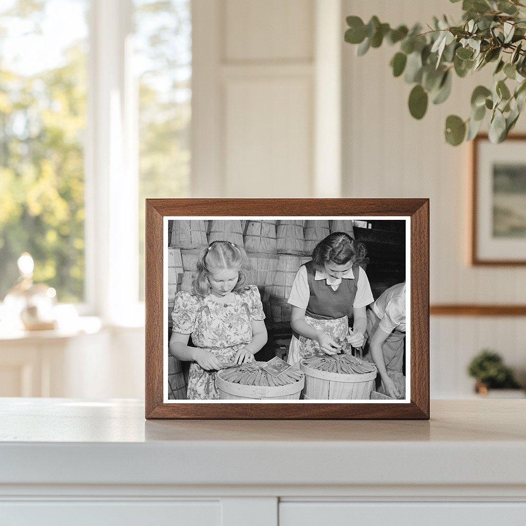 1941 Workers Packing Peas in Canyon County Idaho