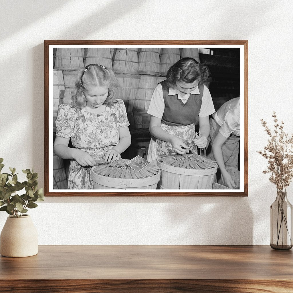 1941 Workers Packing Peas in Canyon County Idaho