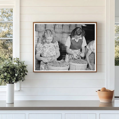 1941 Workers Packing Peas in Canyon County Idaho