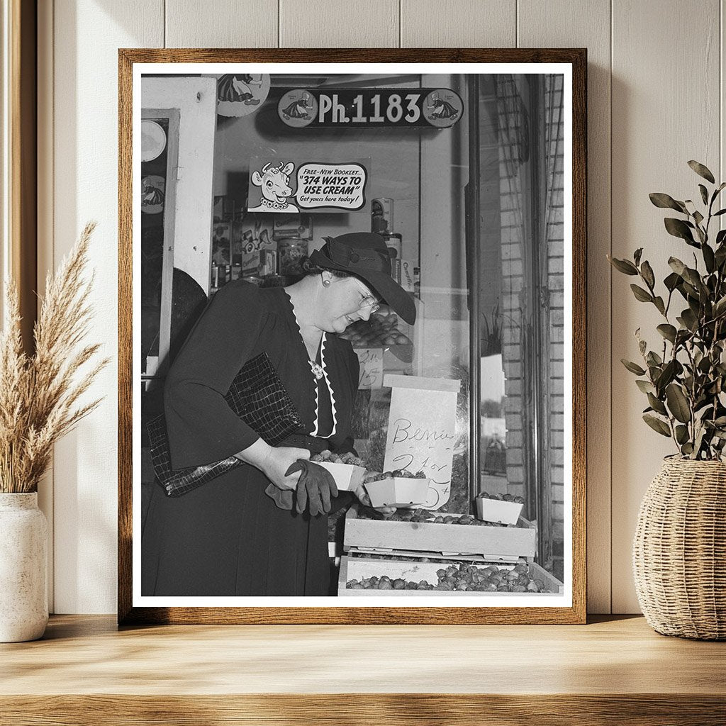 1942 Housewife Grocery Shopping in Turlock California