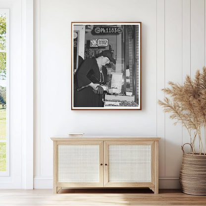 1942 Housewife Grocery Shopping in Turlock California