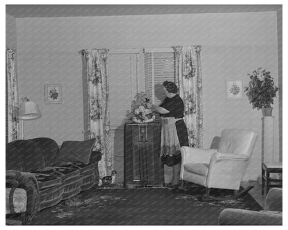 Housewife at Home in Turlock California May 1942