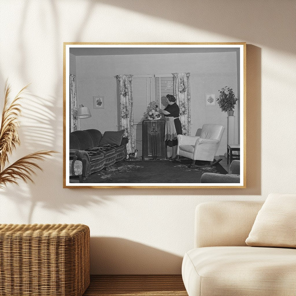 Housewife at Home in Turlock California May 1942