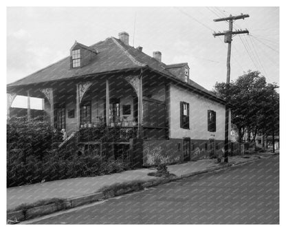 Early 20th Century New Orleans Residential Scene