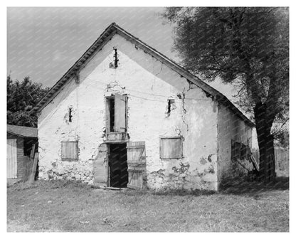 Vintage Barn in Reisterstown, MD - 20th Century Photo